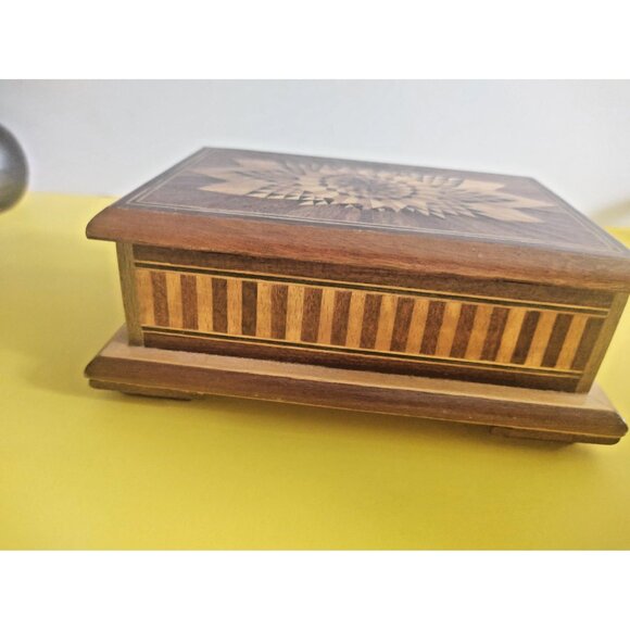 VINTAGE Wooden Decorative Box Inlaid jewelry box felt insert 6.5" x 4.75" - Picture 4 of 15